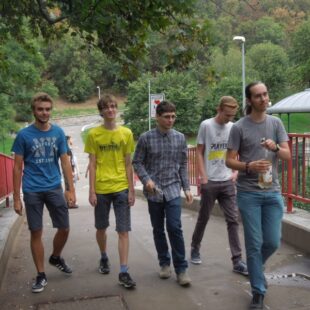 fyzikální skupina odchází do laboratoře (foto M. Skalická)